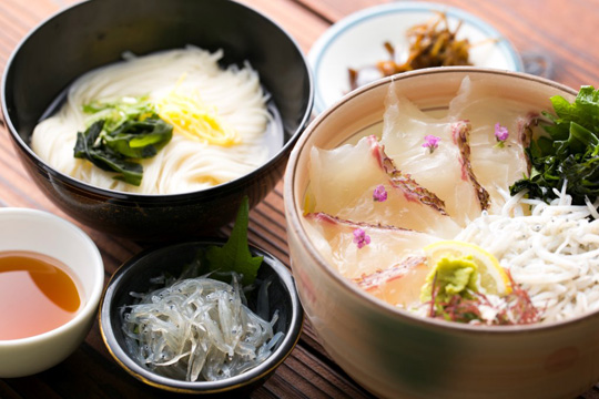 鯛と釜揚げしらすの漁師飯・生しらす」付